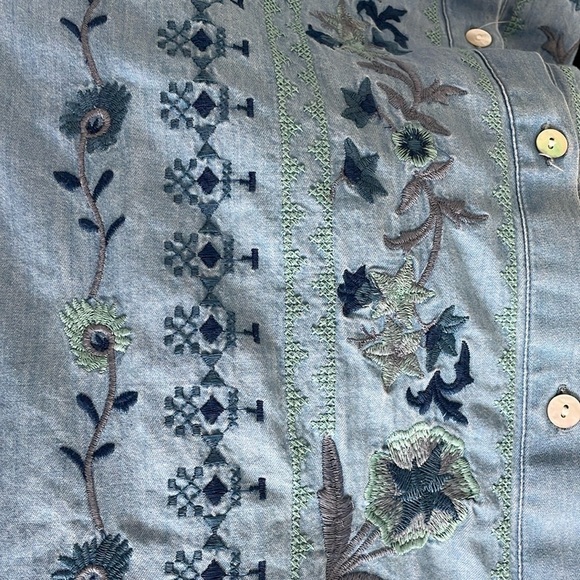 J Jill Embroidered Chambray Denim Button Down Tunic Top Women’s Size Medium - Picture 4 of 6